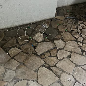 Operatör Ekibi Tarafından Kesilen İnternet Kablosu Ve Yardımcı Olmayan Personel