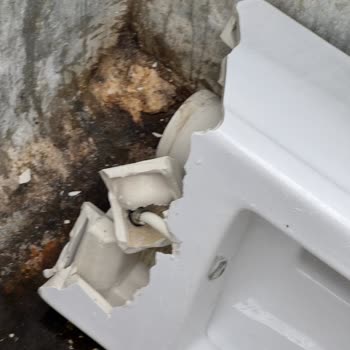 Inodoro Bocchi con Tornillos Oxidados Dañado Rápidamente