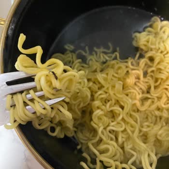 Böcekli Noodle Ürünü: Hijyen Ve Sağlık Endişesi