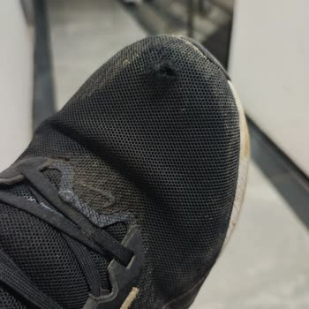 Nike Ayakkabıda Sürekli Yırtılma Ve Deformasyon, Garantinin Reddedilmesi Ve Yeniden Değişim Talebi