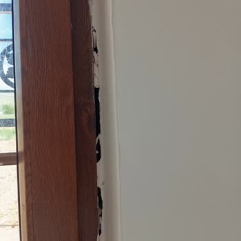 Deprem Konutunda Teslim Edilen Evde Su Sızıntısı Ve Şişen Kapılar İçin Acil Tamir Talebi