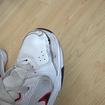 10 Günde Nike Ayakkabısında Büyük Yırtılma Ve Mağaza Tarafından Üretim Hatası Reddedildi
