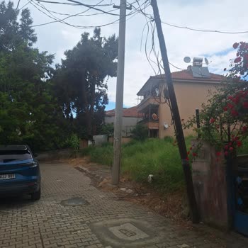 Yalova’da Tehlikeli Telekom Direği İçin Acil Müdahale Talebi