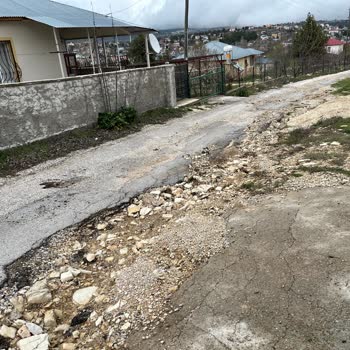Yazarlar Sokakta Yol Sorunu: Acil Onarım Talebi