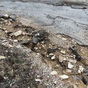 Yazarlar Sokakta Yol Sorunu: Acil Onarım Talebi