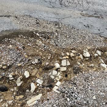 Yazarlar Sokakta Yol Sorunu: Acil Onarım Talebi