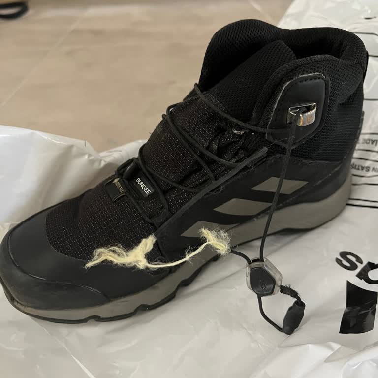 Adidas Bot Bağcığında Yırtılma, Mağaza Kullanıcı Hatası Diyerek Çözüm Sunamadı