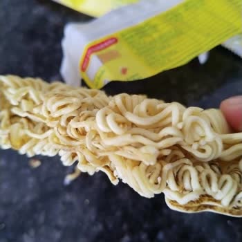 Renk Değişikliği Ve İçerikte Şüpheli Yabancı Madde Bulunan Noodle