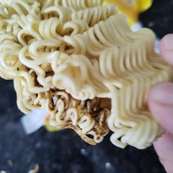 Renk Değişikliği Ve İçerikte Şüpheli Yabancı Madde Bulunan Noodle