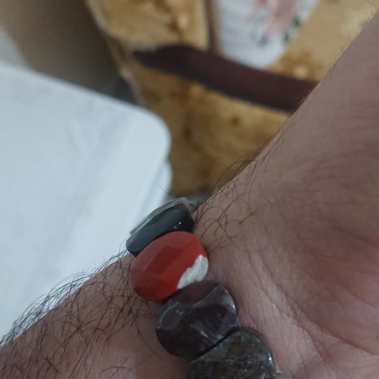 Doğal Taş Bileklikte Yanıltıcı Tanıtım Ve Boya Sorunu