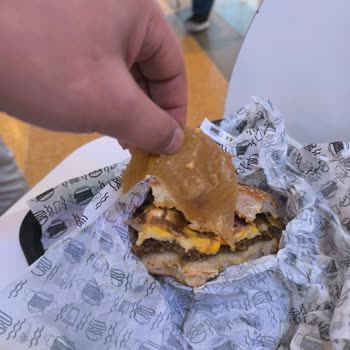 Soğuk Ve Çiğ Hamburger, Personel Yardımcı Olmadı, İade Talep Edildi