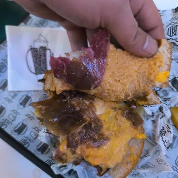 Soğuk Ve Çiğ Hamburger, Personel Yardımcı Olmadı, İade Talep Edildi
