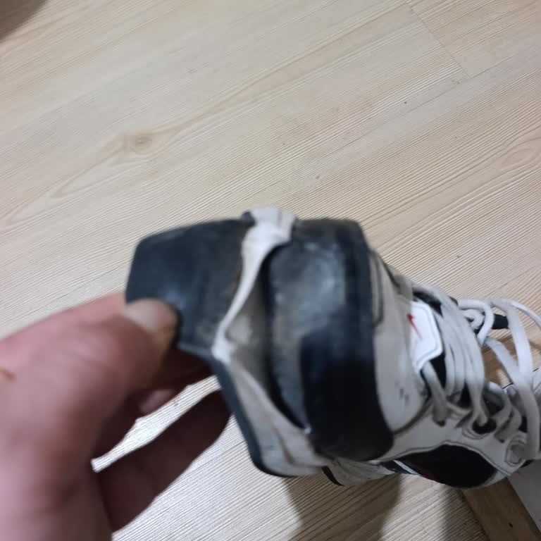 Sağ Tekte Açılan Nike Ayakkabım Üretim Hatası, Değişim Talebi