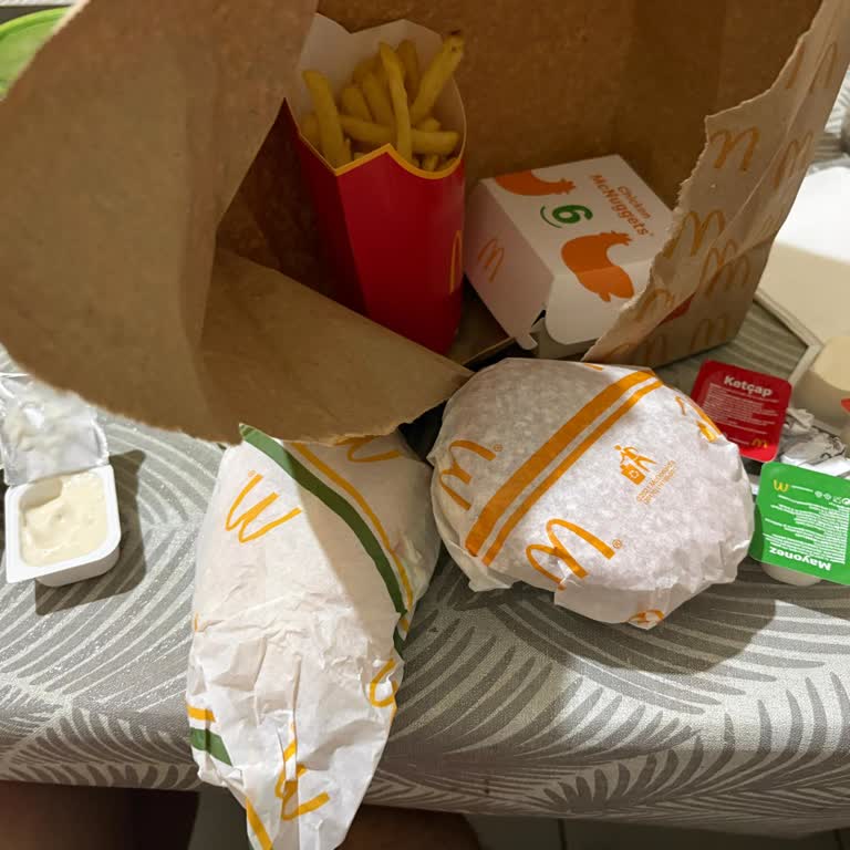 Mc Donald’s Siparişinde Köfte Burger Eksik Ve Müşteri Hizmetlerinden Cevap Yok