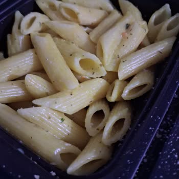 Çiğ Ve Eksik Mantarlı Makarna, Kırık Plastik Çatalda Sağlık Riski