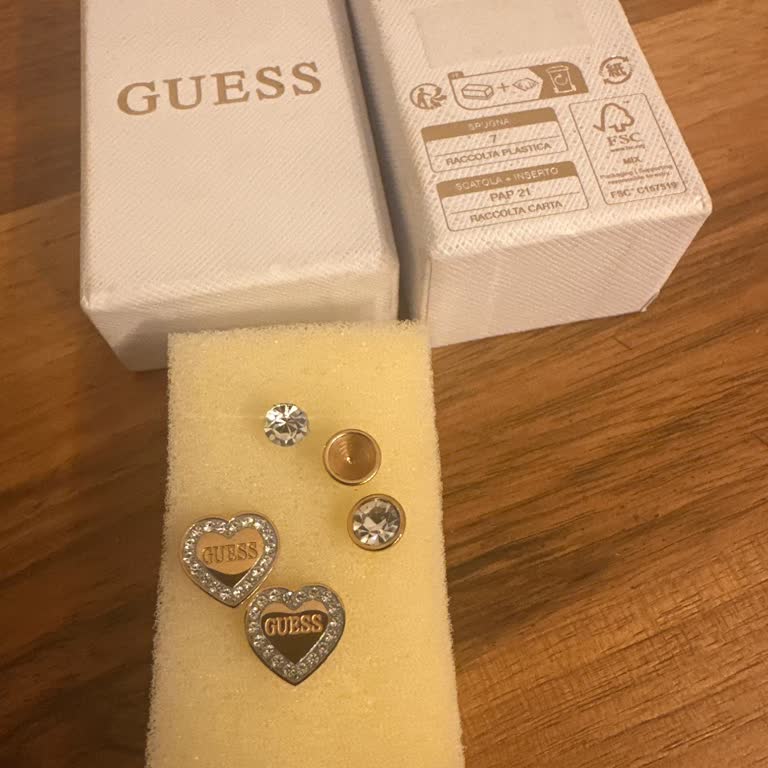 Hilltown İstanbul Guess Mağazasında Kısa Sürede Taş Düşen Küpeler Ve Uzun Bekleme Süreci