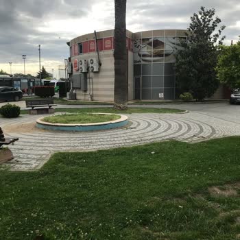 Burger King Çevresindeki Kamusal Dinlenme Alanı Araçlarla İşgal Ediliyor Ve Havuz Kumla Doldurulmuş