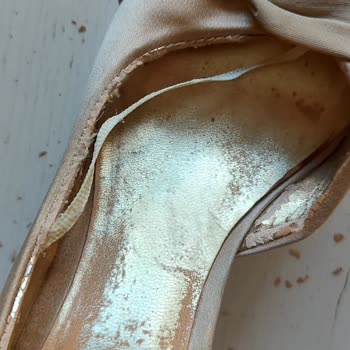 Nine West İç Deri Kalitesizliği Ve Kısa Ömürlü Ürün Şikayeti