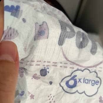 Pakette Tek Bebek Bezinde Sert Kağıt Parçası Ve Ürün Değişimi İsteği