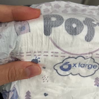 Pakette Tek Bebek Bezinde Sert Kağıt Parçası Ve Ürün Değişimi İsteği