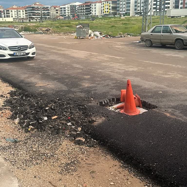 Bina Önündeki Molozlar Çocuk Ve Yaşlılar İçin Güvenlik Tehlikesi Oluşturuyor