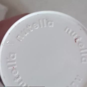 Nutella Çikolatanın İçinden Çıkan İki Parça