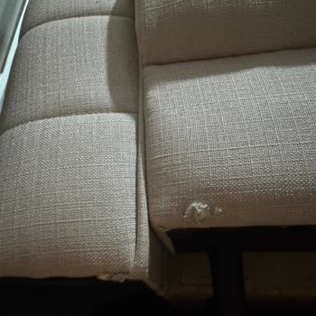 Teslim Edilen Teşhir Koltukta Yırtık, Fatura Sorunu Ve Sınırlı Onarım Teklifi