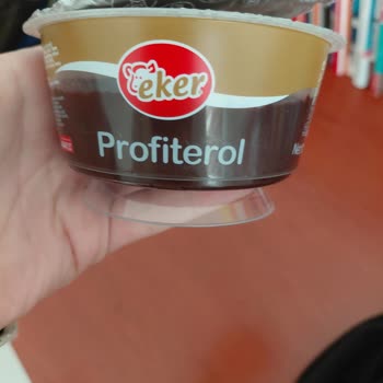 Küflü Profiterol Üzerinde Sağlık Endişesi Ve Yenisiyle Değişim Talebi