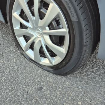Stepnesiz Opel Corsa’da Patlayan Lastik Ve Uzun Süreli Yol Yardımı Eksikliği