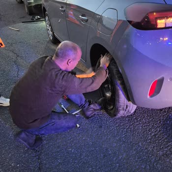 Stepnesiz Opel Corsa’da Patlayan Lastik Ve Uzun Süreli Yol Yardımı Eksikliği