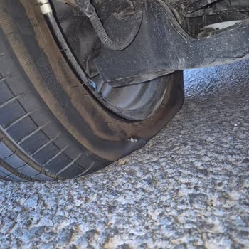 Stepnesiz Opel Corsa’da Patlayan Lastik Ve Uzun Süreli Yol Yardımı Eksikliği