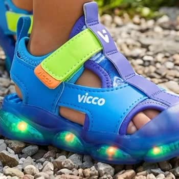 Vicco Sandaleti Plastik Parçasıyla Çocuğun Ayağını Yarıyor