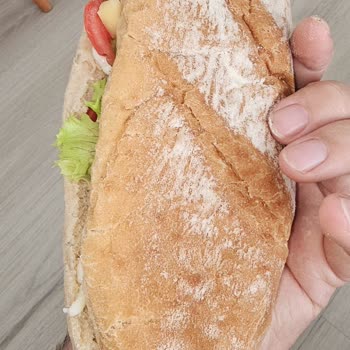 BİM Sandviç Ekmeğinde Metal Parçaları, Sağlık Riski Ve Cevap Yok