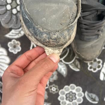 Kısa Sürede Yırtılan Spor Ayakkabı İçin Kusursuz Değil İddiası Ve İlgisiz Mağaza Çalışanları