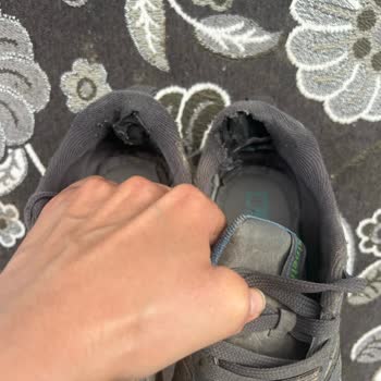 Kısa Sürede Yırtılan Spor Ayakkabı İçin Kusursuz Değil İddiası Ve İlgisiz Mağaza Çalışanları