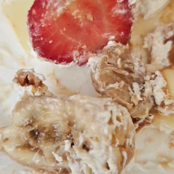 Doğum Günü Pastası Taze Değildi: Çürük Meyveler Ve Sağlık Riski