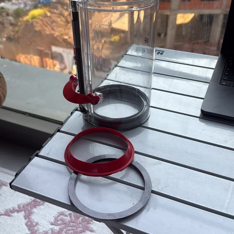 Ayıplı Dyson V15 Detect Süpürge Toz Haznesi Parçası Yerinden Çıkıyor