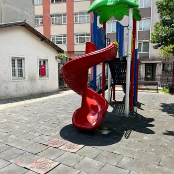 Keçecipiri Parkı Zemini Tehlikeli Ve Bakım Eksikliği