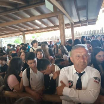 Aşırı Yoğunluk Ve Uzun Sıra Beklemeleri Okul Gezisini Hayal Kırıklığına Dönüştürdü