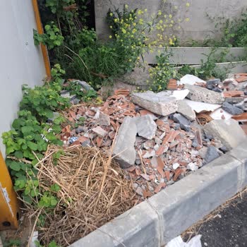 Sokağa Dökülen Molozlar Ve İzinsiz Balkon Tadilatı İçin Yasal İşlem Talebi