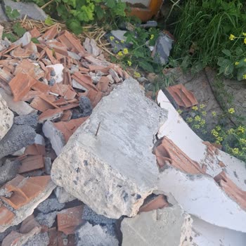 Sokağa Dökülen Molozlar Ve İzinsiz Balkon Tadilatı İçin Yasal İşlem Talebi