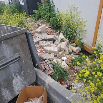 Sokağa Dökülen Molozlar Ve İzinsiz Balkon Tadilatı İçin Yasal İşlem Talebi
