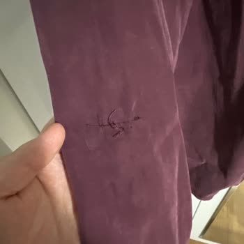 Beranisa Gömlekte Eksik Düğmeler Ve Etik Dışı Yorum Silme