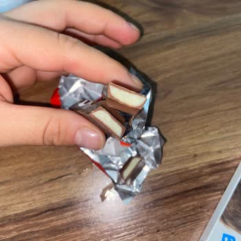 İleri Tarihli Kinder Chocolate Paketi Bozulmuş, Nane Kokusu Ve Yeşil Dolgu