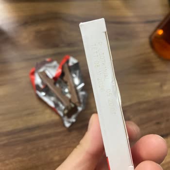 İleri Tarihli Kinder Chocolate Paketi Bozulmuş, Nane Kokusu Ve Yeşil Dolgu