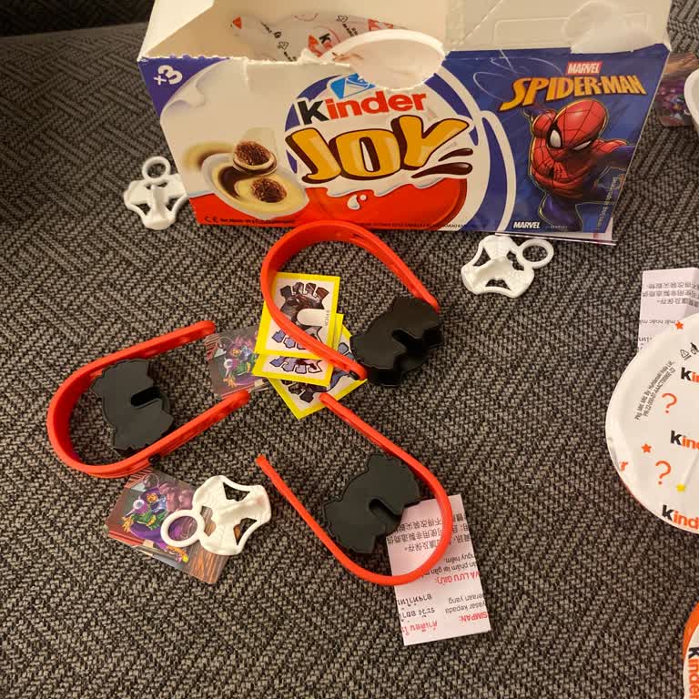 Kinder Joy Paketi Üç Aynı Oyuncak Sunuyor Sürpriz Vaadi Kırıldı