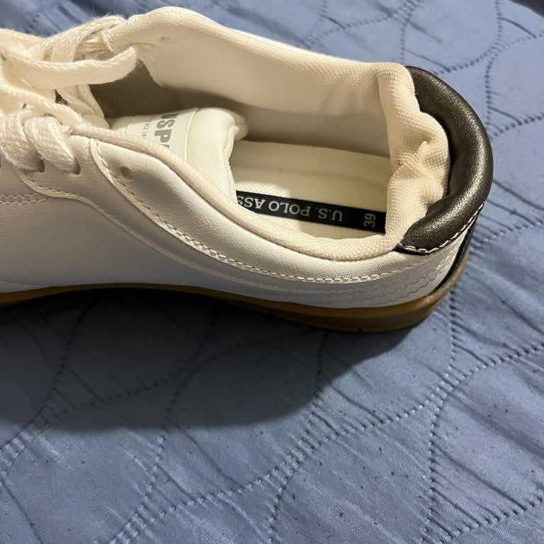 FLO Mağazasındaki Ayıplı Sneaker Değişim Ve İade Reddi