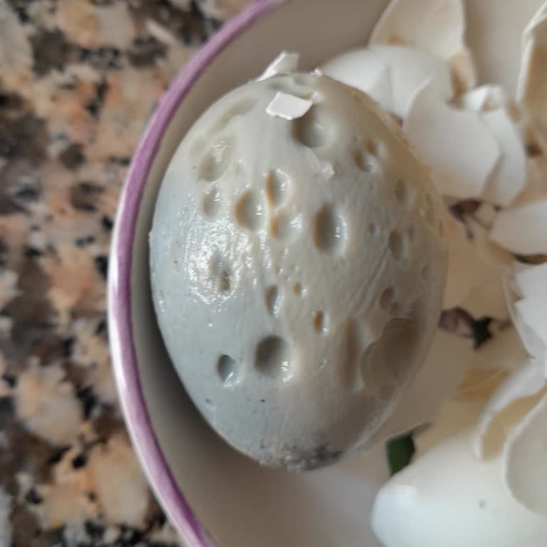Şok Şubesinde Son Kullanma Tarihi Geçmemiş Yumurta Mor Renk, Kötü Koku Ve Delik