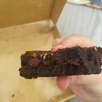 İçinden Çekirdek Çıkan Brownie Ürününde Diş Hasarı