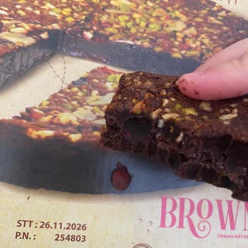 İçinden Çekirdek Çıkan Brownie Ürününde Diş Hasarı